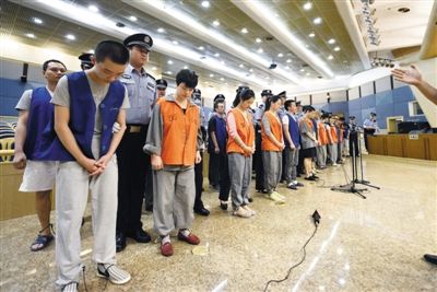 庭審現(xiàn)場(chǎng)。昨日，26名跨國(guó)電信詐騙嫌疑人在市一中院受審。