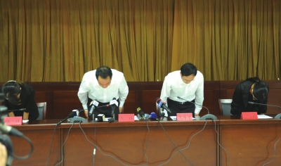 昆明通報(bào)明通小學(xué)踩踏事故原因,官員鞠躬致歉。圖/東方IC 昆明通報(bào)明通小學(xué)踩踏事故原因,官員鞠躬致歉。圖/東方IC