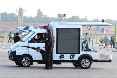 國慶節(jié)將至，昨日，天安門廣場(chǎng)增設(shè)新型巡邏車。該車配有遠(yuǎn)射燈、顯示大屏、車頂攝像頭等設(shè)備。圖/CFP