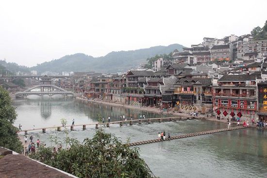 鳳凰古城以被吐槽七次高居最想吐槽榜榜首，而這七次吐槽全部來自在鳳凰古城隨機(jī)采訪的10名游客中。