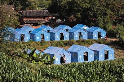 　昨日，云南省景谷縣永平鎮芒費村地震中70受損戶，部分村民安置在帳篷里。