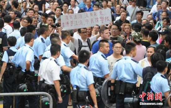 10月22日，有反對“占中”的市民前往旺角的非法占領區展示橫額，支持香港警隊。中新社發 譚達明 攝