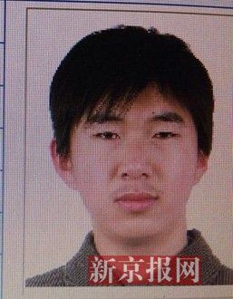 犯罪嫌疑人李小龍，27歲，唐山樂亭人。村干部說李小龍經(jīng)常把自己關(guān)在家里