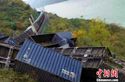 圖為脫軌現場。通訊員 毛毛 攝