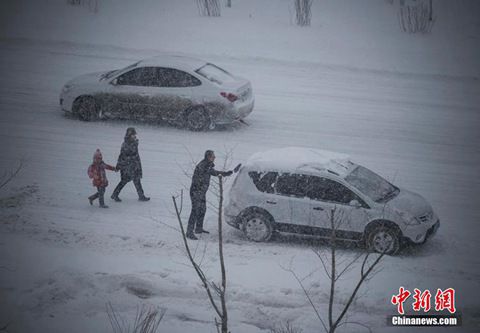 12月8日，經(jīng)過(guò)一夜降雪，烏魯木齊已是皚皚白雪一片。（圖片來(lái)源于中新網(wǎng)）