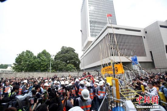 12月11日上午，香港非法“占領區”清除障礙物。