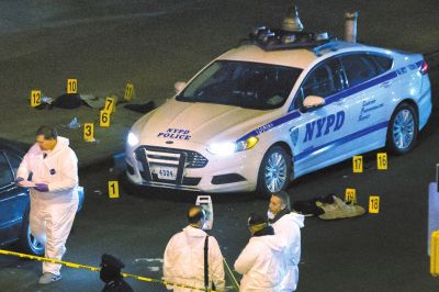 美國(guó)紐約兩名警察20日在巡邏車內(nèi)突遭槍擊身亡。紐約警察局長(zhǎng)威廉·布拉頓說(shuō)，槍手行兇后跑入附近一座地鐵站飲彈自盡，沒(méi)有跡象顯示這起血案與恐怖主義有關(guān)聯(lián)。