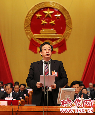 在表決通過各項決議后，省委書記、省人大常委會主任郭庚茂作出講話