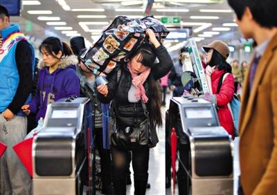“網絡黃牛”配百兆寬帶搶票 0.1秒發現退票 “網絡黃牛”配百兆寬帶搶票 0.1秒發現退票