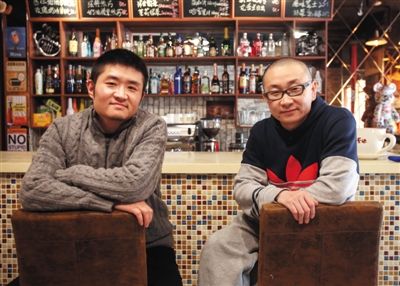 　14日，西安交通大學(xué)路66號(hào)公路咖啡館，苗阜（左）、王聲（右）兩位青年相聲演員今年將第一次登上春晚