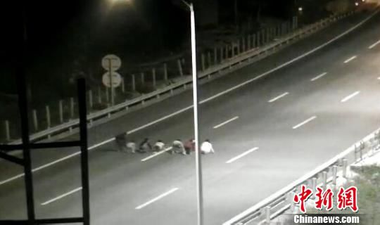 孩子們將高速公路當(dāng)成跑道賽跑?！【焦﹫D　攝