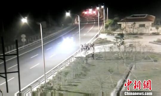看到車輛經(jīng)過，孩子們便急忙跑到一旁的花圃上。　警方供圖　攝