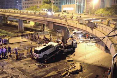 路虎車(chē)被扶正后，救援車(chē)將其拖離現(xiàn)場(chǎng)。
