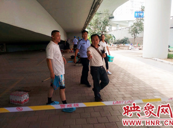 事發(fā)后，警方封鎖現(xiàn)場進行調(diào)查取證。