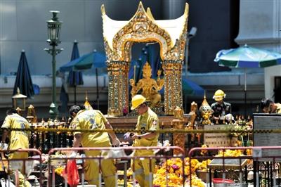 18日，泰國曼谷四面佛前，救援人員在爆炸現(xiàn)場進行清理。四面佛附近17日晚發(fā)生爆炸，造成6名中國公民死亡，20余人受傷。