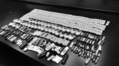 警方在行動中繳獲的地下錢莊持有的銀行卡和手機、U盾等作案工具。