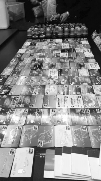 警方在行動中繳獲的地下錢莊持有的銀行卡和手機、U盾等作案工具。