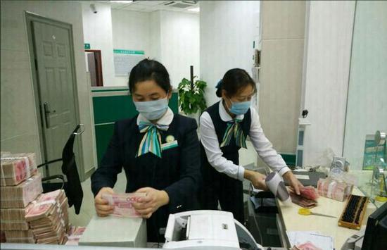 銀行職員正在點(diǎn)鈔 銀行職員正在點(diǎn)鈔