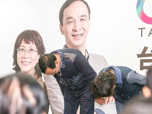 國民黨明天下午將召開臨時中常會，決定由誰擔任代理主席。圖為朱立倫與王如玄上午到競選總部，向支持自己競選的志工們一一致意，感謝他們的陪伴。圖片來源：臺灣《聯合報》