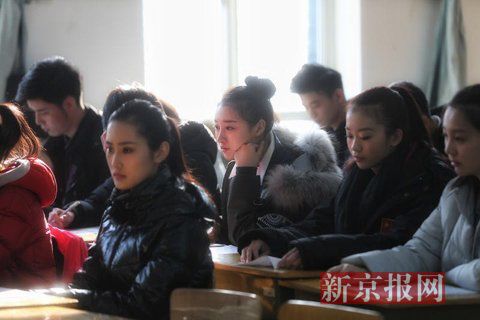 主持系考生正在備考區等待考試。