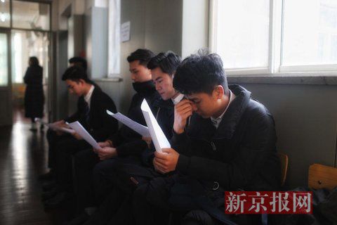 主持系考生正在備考區等待考試。