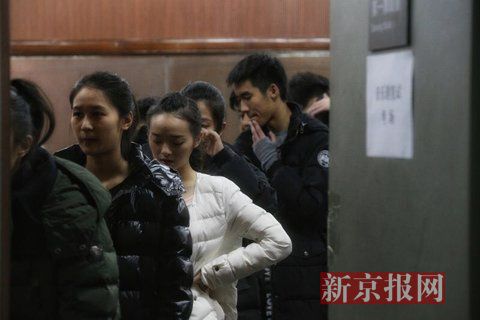 音樂劇系考生在備考區域等待考試。新京報記者 周崗峰 攝