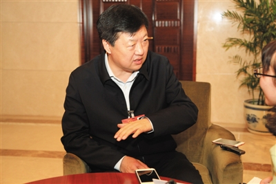 昨日下午，全國人大代表、哈爾濱市長宋希斌在駐地接受新京報記者專訪。張磊 攝