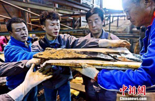 圖為南昌西漢?；韬钅怪鳂∈铱脊虐l(fā)掘現(xiàn)場出土了一組漆器“屏風(fēng)”?！」?攝