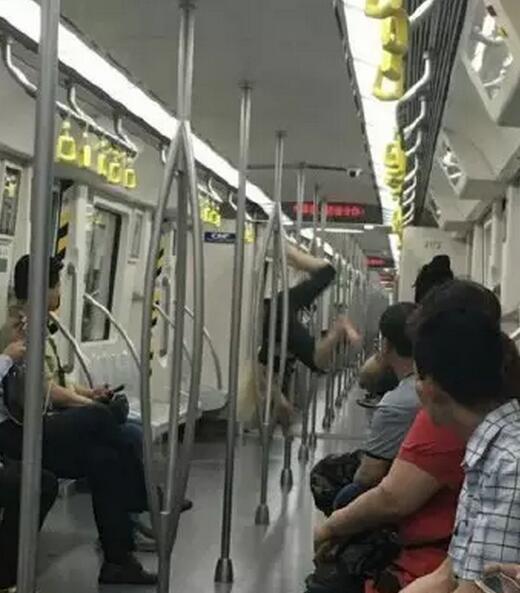 女子在地鐵上跳鋼管舞。