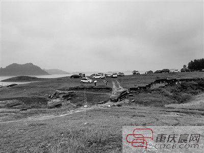 10日，約30輛自駕車被困在長(zhǎng)壽湖的這片湖灘上。
