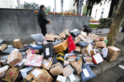 2015年11月19日，江蘇省南京市，河海大學校園外的路上大堆的快遞。圖/視覺中國
