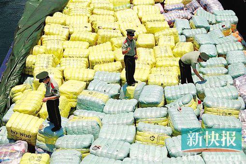 邊防官兵正在檢查截獲的走私舊衣物。 通訊員供圖