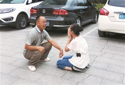一位來自山西的父親，在燕郊找到陷入傳銷組織的女兒，當(dāng)街痛哭，求女兒回家