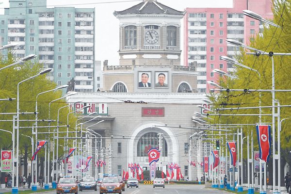 4月25日是朝鮮人民軍建軍85周年紀念日。圖為24日的平壤街頭。