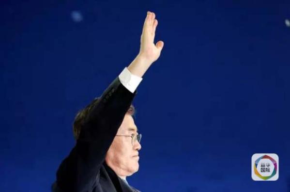 目前民調(diào)領(lǐng)先的共同民主黨候選人文在寅方面當(dāng)天上午表示，強(qiáng)行在星州部署“薩德”的做法“無(wú)視國(guó)民意愿和程序”，實(shí)際上切斷了下屆政府針對(duì)“薩德”相關(guān)政策的判斷余地。