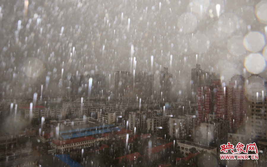 17時25分,鄭州強降雨,紫荊山附近的市民真切地感受到了什么叫大雨傾盆。