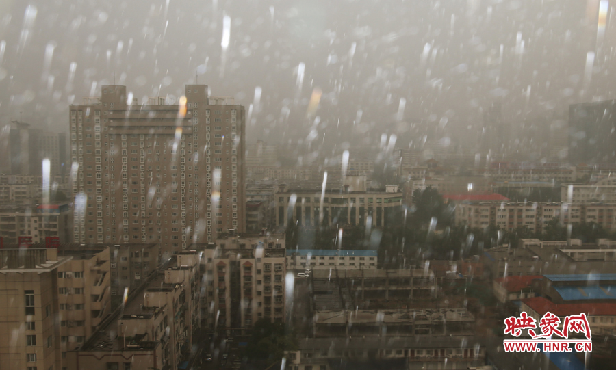 17時25分,鄭州強降雨,紫荊山附近的市民真切地感受到了什么叫大雨傾盆。