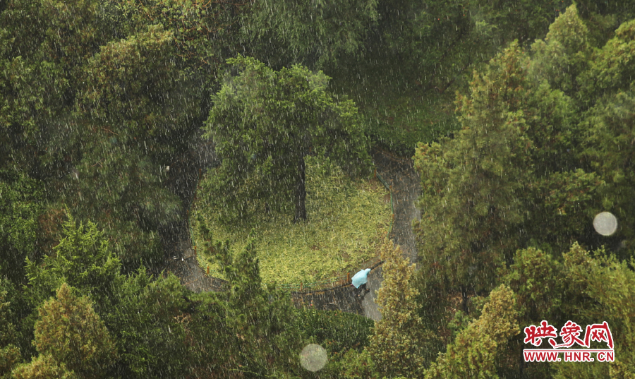 17時25分,鄭州強降雨,紫荊山附近的市民真切地感受到了什么叫大雨傾盆。