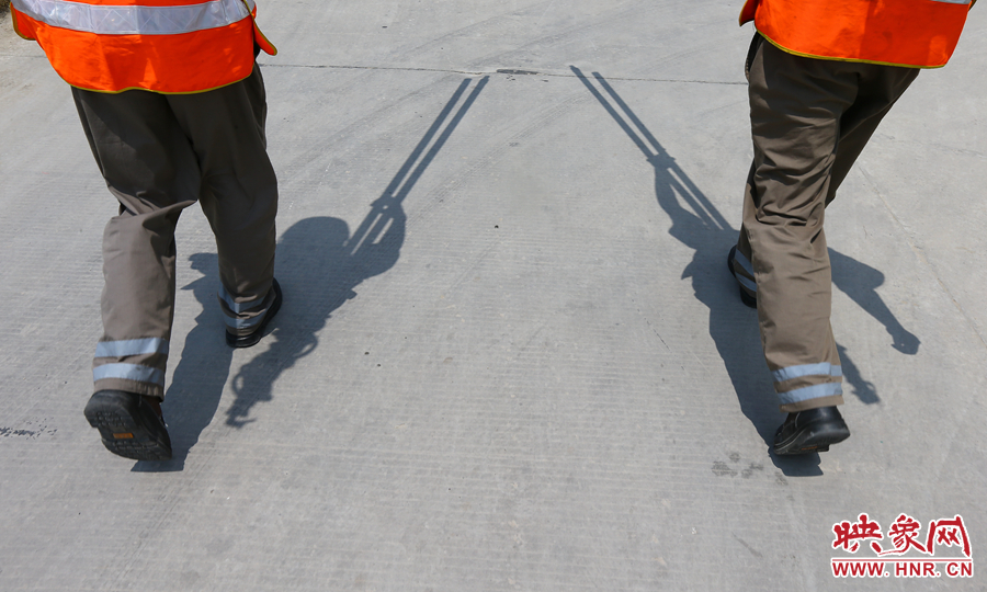 中午時分，烈日當(dāng)頭，在滾燙的水泥地面上投下了小小的身影