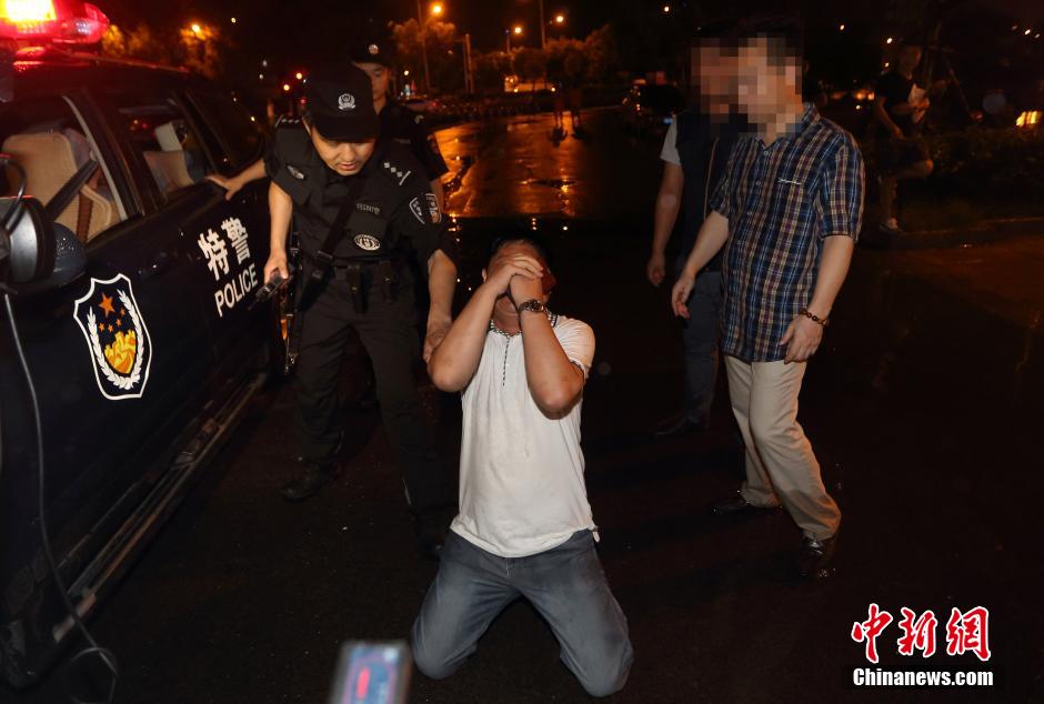 7月24日晚,南京警方將查獲的酒后駕駛車輛的男子控制后,該男子的同伴跪地求情。
