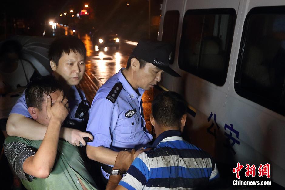 7月24日晚,南京警方將查獲的酒后駕駛車輛的男子控制,該男子涉嫌酒后駕車、肇事逃逸。