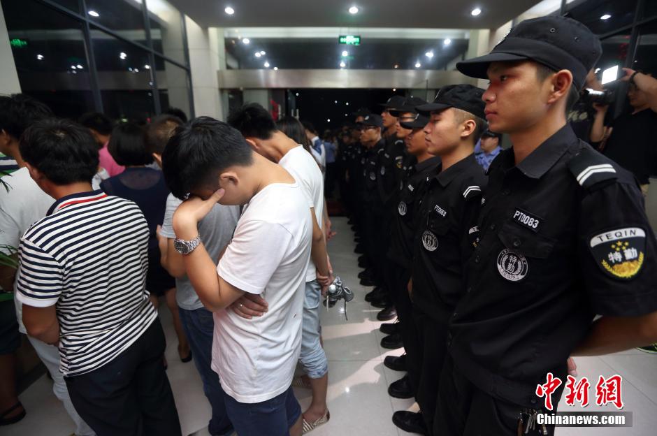 7月24日晚,南京警方將抓獲的以福建、江西、河南、湖北、黑龍江等多個外省市的涉及傳銷人員集中帶回。