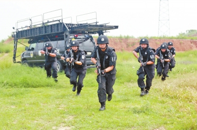 在拍攝現(xiàn)場(chǎng)，特警隊(duì)員下車后快速出擊。記者張琮攝影