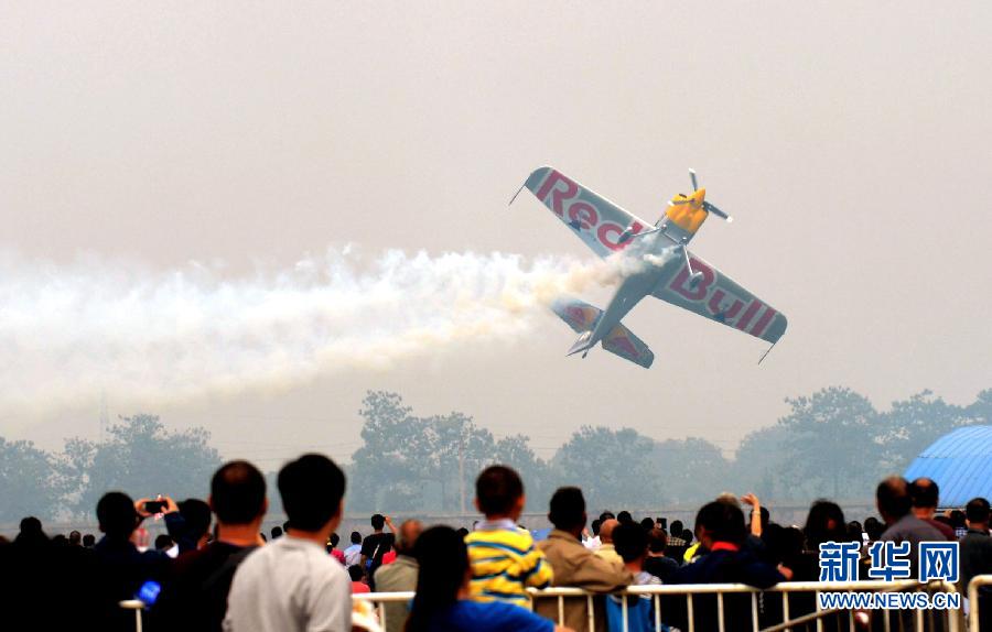 9月13日,特技隊員在進行空中飛行表演。 9月13日,特技隊員在進行空中飛行表演。