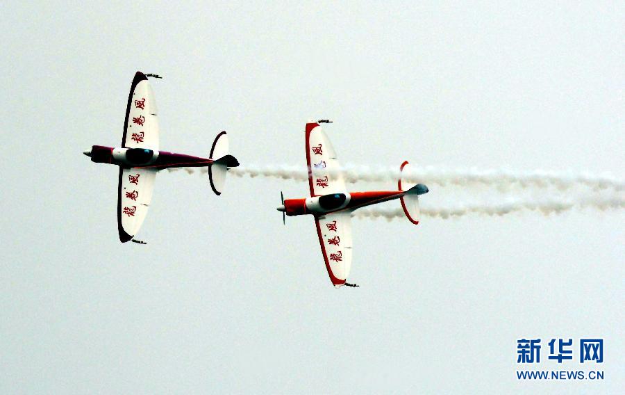 9月13日,特技隊員在進行空中飛行表演。 9月13日,特技隊員在進行空中飛行表演。