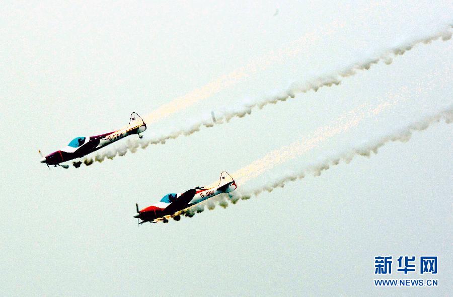 9月13日,特技隊員在進行空中飛行表演。 9月13日,特技隊員在進行空中飛行表演。