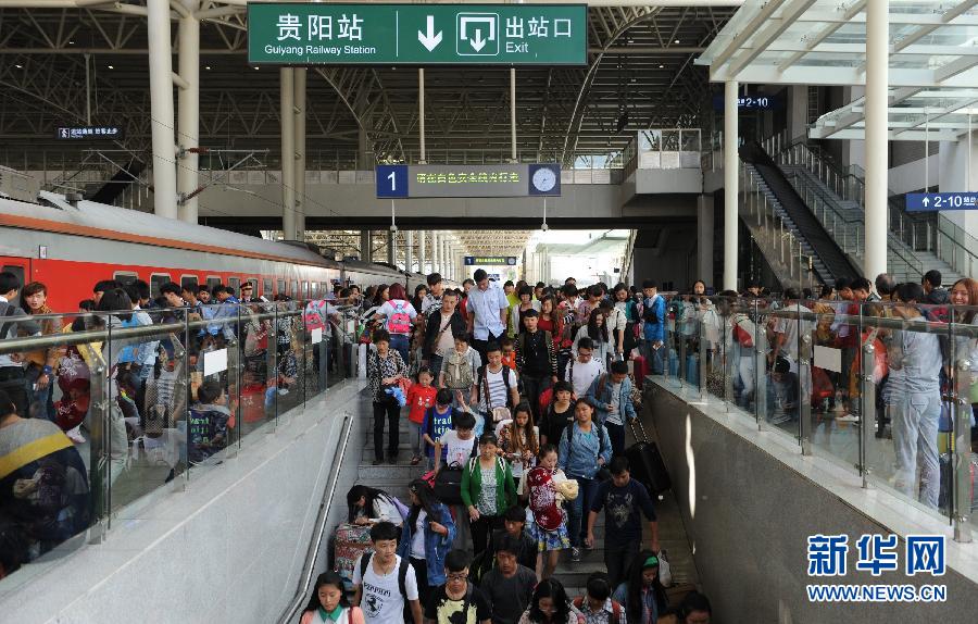 10月6日，抵達(dá)貴陽(yáng)火車站的旅客準(zhǔn)備出站。