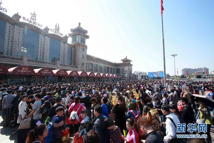  10月6日，在北京火車站，人們排隊(duì)進(jìn)站。