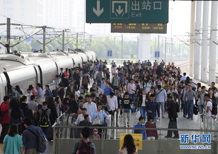 10月6日，無(wú)錫火車站站臺(tái)上人頭攢動(dòng)。