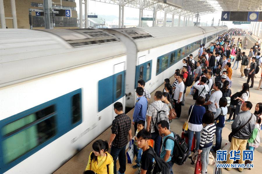 10月6日，在安徽銅陵火車站，大批旅客在站臺(tái)上等候乘車。